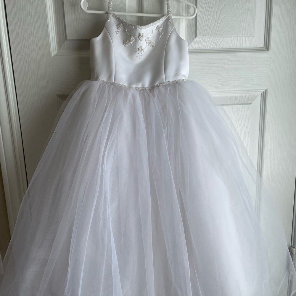 David’s Bridal Flower Girl Dress. White Sz 4. Red & Plum sash with bow included.